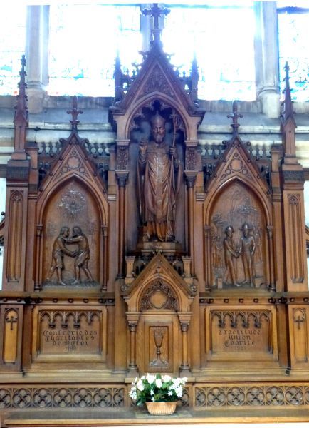 Altaar van de Confrérie des Charitables. Broederschap tot eerbiedig begraven van doden. In het midden Sint Eligius (aambeeld aan zijn rechtervoet). Links de ontmoeting tussen Germon en Gauthier in 1188. Rechts een weergave van de processie die jaarlijks wordt gehouden door de broederschap. De handdruk wordt herhaald, afgesloten met een gezamenlijke maaltijd.