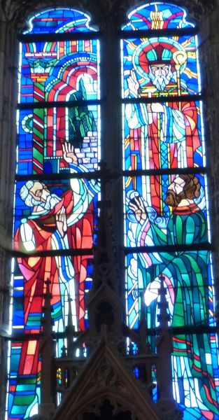 Sint Eligius verschijnt aan twee mannen en geeft hun de opdracht een broederschap op te richten die zich zal bezighouden met het eerbiedig begraven van de doden. ca 1925, glasschilderkunst.