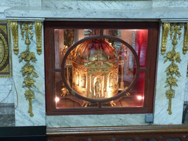 Reliekschrijn Eligius onder hoofdaltaar kathedraal Noyon.