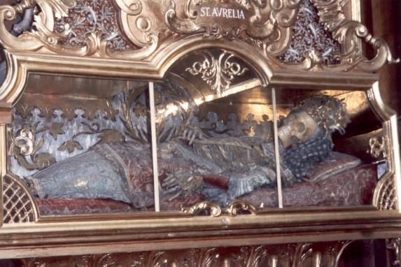 Relikwie-altaar Onduidelijk welke Aurelia... Waarschijnlijk betreft het uit Rome afkomstige relieken, ooit door een paus geschonken uit de overvloed aan (vermeende?) martelarenrelikwieën.