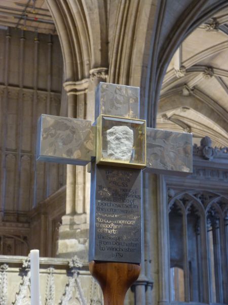 Stuk steen van Birinus' graf, gevat in een glazen kruis, in 1979 geschonken door Dorchester Abbey aan de kathedraal van Winchester t.g.v. de 300-jarige gedenkdag van de verplaatsing van de bisschopszetel van Dorchester naar Winchester...