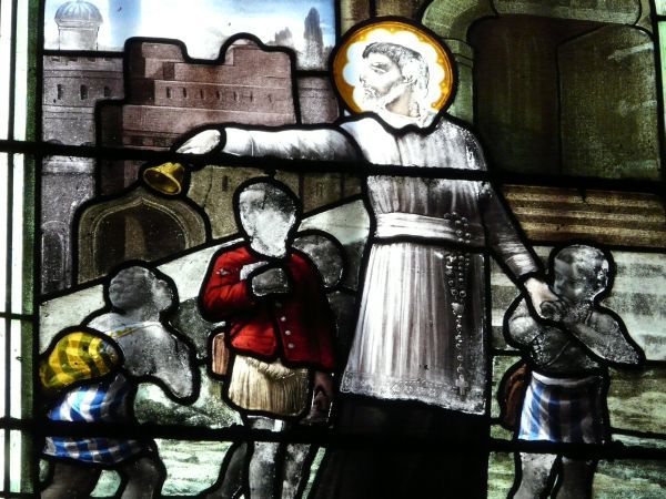 Franciscus roept kinderen naar zich toe met een klokje.