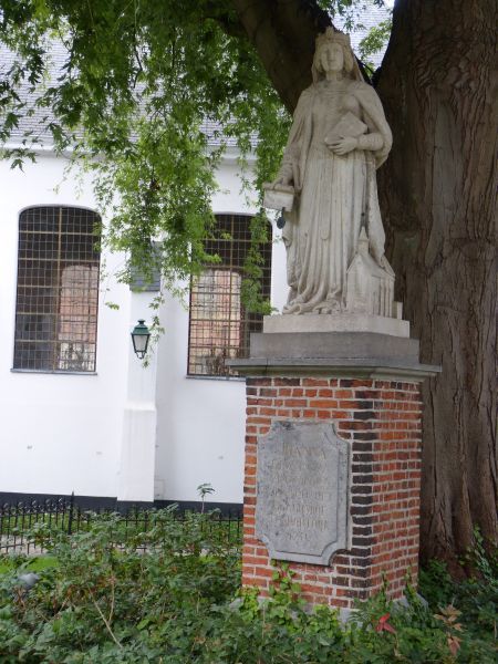 Johanna van Vlaanderen, stichteres van het Kortrijkse Begijnhof. Met stichtingsakte en model van de (later) Begijnhofkapel.