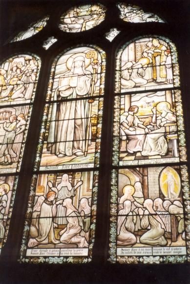 Geschiedenis Sint Fara: Links boven: La jeune Sainte Fure en grande piété juin á Saint Colomban voeu de virgine Links midden: Sainte Fare demande à ses parents licence de se donner à Dieu pour vivre en pénitence Links onder: Saint Eustace lui rend par miracle la vue que elle avant en prison par ses larmes perdues Rechts boven: L'évêqueGondoald ayany reçu son voeu l'a retire du monde et la consacre à Dieu Rechts midden: Sainte Fare exhortant son frère l'aron celui-ci fait du monde à Jésus abandon Rechts onder: Sainte Fare à son mort voyant le ciel s'ouvrir. Au milieu de ses soeurs rend le dernier soupir Midden onder: D'une aveugle à genoux accueillant la prière Saint Fare l'exauce et lui rend la lumière. Boven: links Fara, rects Remigius.