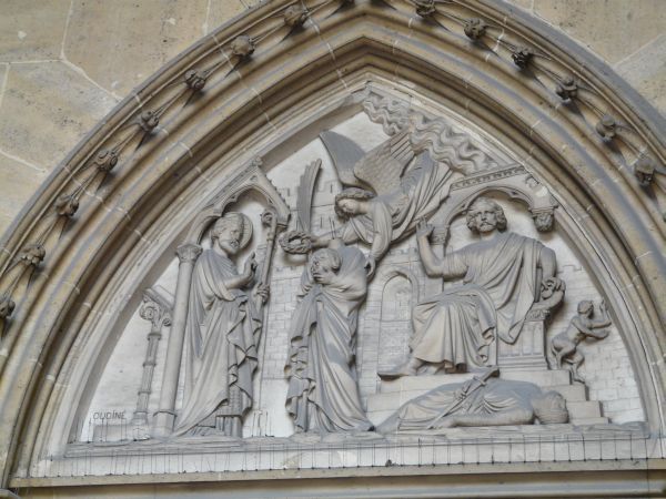 Doop van Valeria door bisschop Martialis van Limoges. ± 1870, sculptuur, tympaan boven ingang.