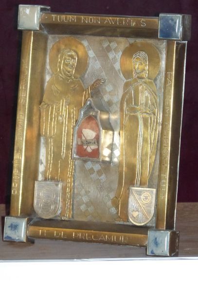 In het midden de reliek van David van Himmerod. Links: David zelf , herkenbaar aan de gordel in zijn rechterhand. Rechts: Maria Randschrift: 'Te deprecamur / propter David servum / tuum non avertas / faciem Christi tui' ('Wij bidden u: omwille van David uw dienaar: wend het gezicht van uw Christus niet van ons af')