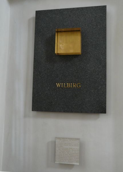 Gedenkplaat Sint Wilburgis. Zij ligt er begraven in de crypte.