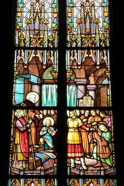 Troonsafstand van Judikaël voor Sint Méen. Op de achtergrond - met heiligenkransje - knielt Sint Winok ('Guinien') Ca 1900, Glasschilderkunst