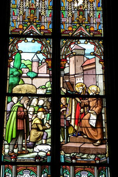 Judikaël, vergezeld van zijn broer Winok ('Guinien'), de monnik, geeft belasting terug aan opstandige onderdanen. Ca 1900, Glasschilderkunst