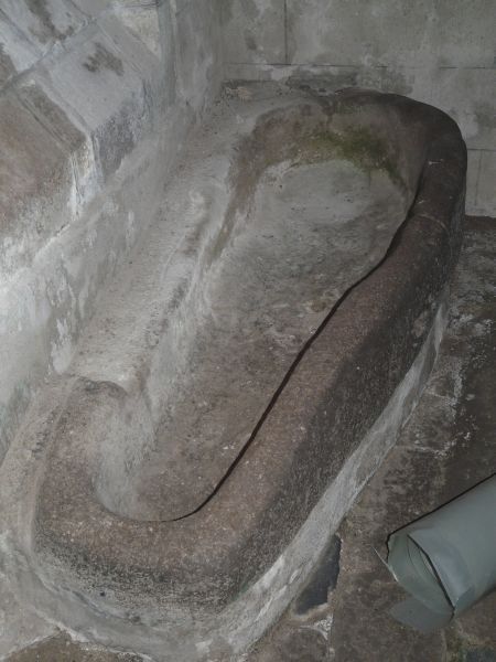 De sarcofaag waar Briac oorspronkelijk in te rusten zou zijn gelegd, wordt nog getoond; bevindt zich naast het middeleeuwse grafmonument in de kerk.