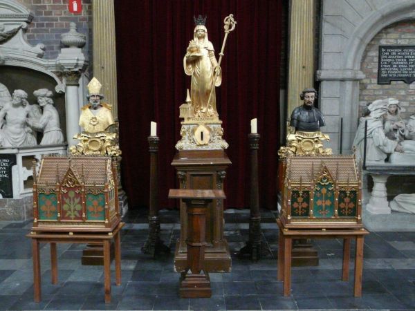 Reliekschrijn Walburga, geflankeerd door haar beide broers, bisschop Willibald (met mijter links) en abt Winnibald (rechts).