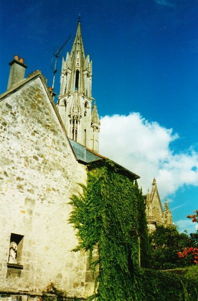 Woonhuis met beeldje Protasia in muurnis. Op de achtergrond de kathedrale kerk.