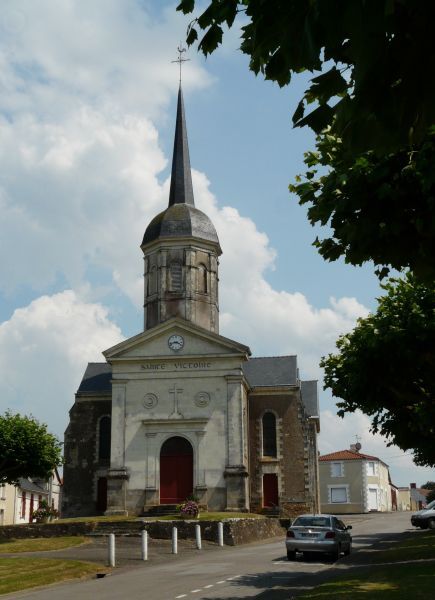Halverwege de 19e eeuw stichtte de adellijke dame Victoire du Tressay de la Sicaudais op haar landgoed het dorpje 'La Sicaudais', zo'n vijftien kilometer ten zuiden van St-Nazaire. Bovendien verwierf zij het privilege er een kerkje te bouwen. Zij liet het toewijden aan haar patroonheilige Sainte Victoire.
