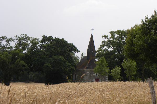 Het onlangs gerestaureerde kapelletje op het voormalige landgoed van Vrouwe Victoire du Tressay de la Sicaudais.