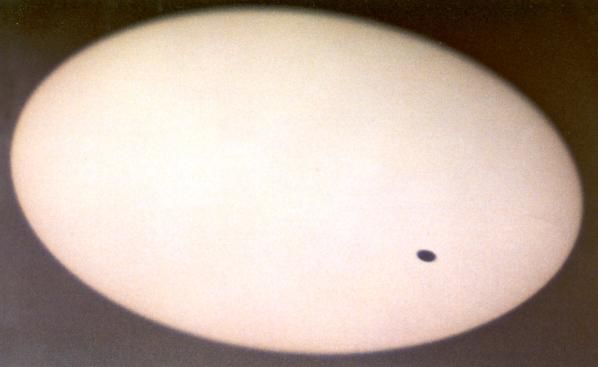 Een foto van Venus tussen aarde (waar de foto genomen werd) en de zon. Onderschrift van de foto: De planeet Venus (het zwarte schijfje dat op de foto tussen aarde en zon staat) mag op het eerste gezicht niets met Kerstmis te maken hebben, maar dat is onjuist. Planeten als Venus en Jupiter staan als heldere 'sterren' aan de hemel, maar zijn geen sterren. Ze zwerven (Grieks: planetos = zwervend) schijnbaar door sterrenbeelden heen en lijken soms erg dicht bij elkaar te staan: astronomen noemen dat samenstand of conjuntie. Het is zeker dat Christus enkele jaren voor onze jaartelling is geboren. De juiste datum is onbekend, maar een belangrijke astronische gebeurtenis kan wellicht aanwijzingen geven. De ster van Bethlehem is waarschijnlijk een conjuctie geweest. Enkele data komen in aanmerking, maar vooral 17 juni in het jaar 2 voor Christus. Op die dag vond er namelijk een zó nauwe samenstand tussen de planeten Venus en Jupiter plaats, dat ze gezien vanuit het toenmalige Palestina samen een tot dan toe voor het volk onbekende en ongekend heldere ster leek te zijn: de ster van Bethlehem (waarvan Venus dus deel uitmaakte).