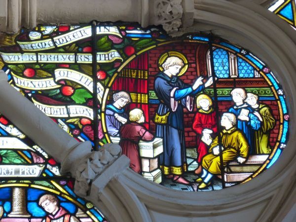 Thomas geeft godsdienstles aan kleine kinderen.