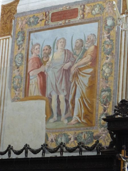Martelaren van Catania. Het onderschrift is door verwering verdwenen, maar we mogen aannemen dat het vier van de vijf resterende gezellen betreft van Stefanus die niet op de andere fresco staan afgebeeld: Als de figuur midden op de voorgrond een vrouw is, moet zij Flos zijn. 18e(?) eeuw. Fresco Italië, Catania, kathedraal
